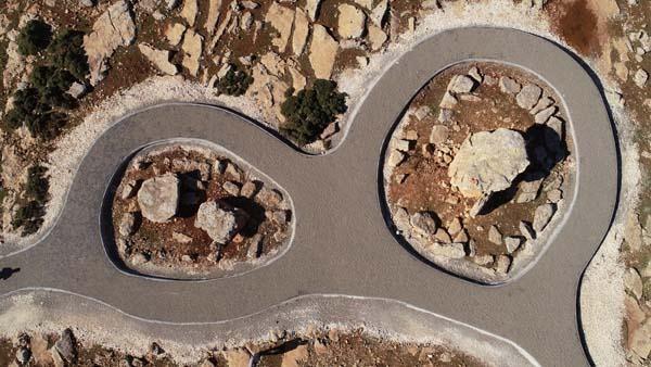 <p>Dolmen mezarlarının yakınlarında tarihi Rumkale'nin bulunduğunu anımsatarak, mezarların Rumkale'yle ilişkisini oraya çıkarmak istediklerine dikkati çeken Gürsel, şunları kaydetti: "Mezarların Rumkale ile bağlantısını ortaya çıkardığımızda karşımıza güzel bir kültür ringi çıkacak. Bunu çok önemsiyoruz. Gaziantep'teki en ücra köşedeki eserleri bile ortaya çıkarmak istiyoruz. Böyle bir anlayışla hareket ederken dolmen mezarlarını da görmezden gelemezdik. O yüzden kent turizmine farklı bir alternatif sunduğumuz için mutluyuz. Burası aslında Gaziantep'teki herkesin bildiği ama müdahale edemediği bir yerdi."</p>