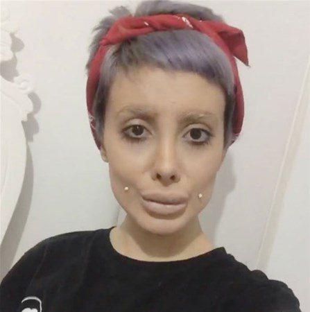 <p>Sıradışı görüntüsüyle Instagram’da adeta fenomen haline gelen Tabar'ın takipçileri, Tabar'ın estetik ameliyat olmadığını, protez ve makyaj malzemeleriyle bu hale geldiğini söyledi. </p>
<p> </p>