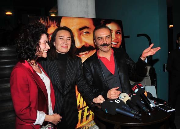 <p><strong>Yılmaz Erdoğan:</strong><br />
Sırada Mahsun, Şahan ve Cem’in filmleri var. Bugün beraber karar aldık, hepimiz birbirimizin galalarına gideceğiz.</p>