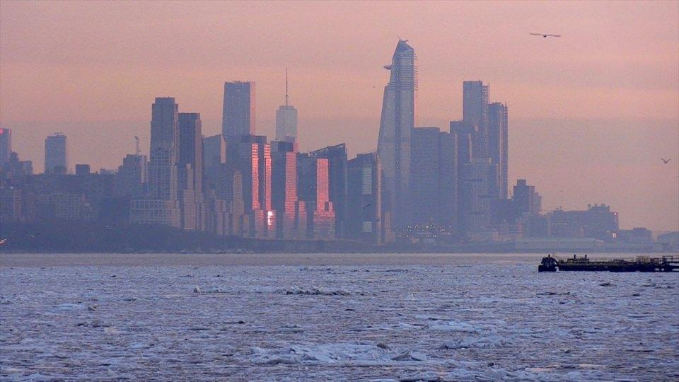 <p>ABD'nin New York kentinde Manhattan adasını çevreleyen Hudson Nehri, dondurucu soğukla birlikte kısmen buz tuttu.</p>
