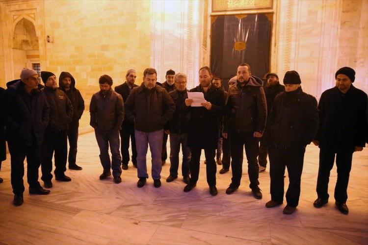 <p>Edirne'de sabah namazında Üç Şerefeli Camisi'nde toplanan vatandaşlar, Çin yönetimince hak ihlallerinin uygulandığı Doğu Türkistan'daki Uygur Türkleri için dua etti. Duanın ardından basın açıklaması yapıldı.</p>