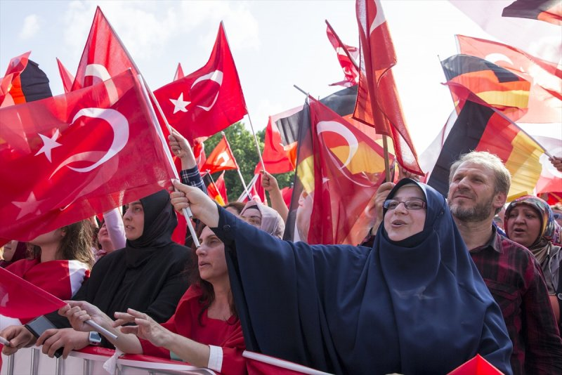 <p>152 ülkeyi kapsayan tabloya göre, 5 milyon Türk yurt dışında yaşıyor. Bütan, Tonga ve Tuvalu'da ise dünyanın Türk olmayan üç ülkesi durumunda. İşte ülke ülke yaşayan Türk sayıları...</p>
