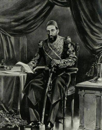 <p><strong>Halkın gönlünü kazandı</strong></p>
<p>Sultan Abdülhamid'in biat töreni Topkapı Sarayı'nda Kubbealtı'nda gerçekleştirildi. Cülus şenlikleri (Osmanlı Devleti'nde padişah tahta çıkarken yapılan törene verilen ad) 3 gün 3 gece sürdü. Şehzadeyken çeşitli ticari faaliyetlerde bulunan Sultan Abdülhamid, padişah olduğunda 60 bin altın tutan cülusunu da kendi cebinden ödedi.</p>
<p>Sultan Abdülhamid tahta çıktıktan sonraki ilk cuma namazını saltanat kayığı ile gittiği Eyüpsultan Camii'nde kıldı, selamlık töreni de burada yapıldı. Tahta çıktıktan sonra, kısa sürede ordunun ve halkın gönlünü kazandı.</p>