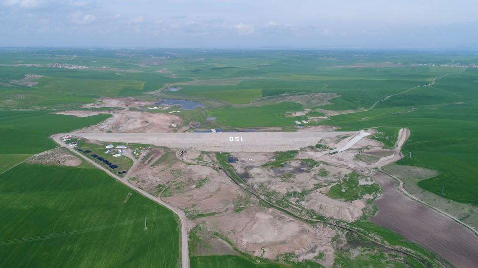 <p>Silvan, Pamukçay, Ambar, Kuruçay, Başlar, Kıbrıs, Karacalar ve Bulaklıdere barajlarının tamamlanmasıyla baraj rezervuarlarda 7 milyar 300 milyon metreküp suyun depo edileceğini aktaran Aydın, Silvan Projesi'nin tamamlanmasıyla 2 milyon 350 bin dekar arazinin suyla buluşacağını bildirdi.</p>
<p> </p>