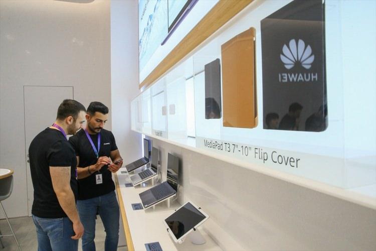 <p>Huawei'in tüketicilere akıllı telefon, notebook ve giyilebilir cihazlar gibi ürünlerini deneyimleme imkanı sunacağı Türkiye'deki ilk "deneyim mağazası" İzmir'de açıldı. </p>
