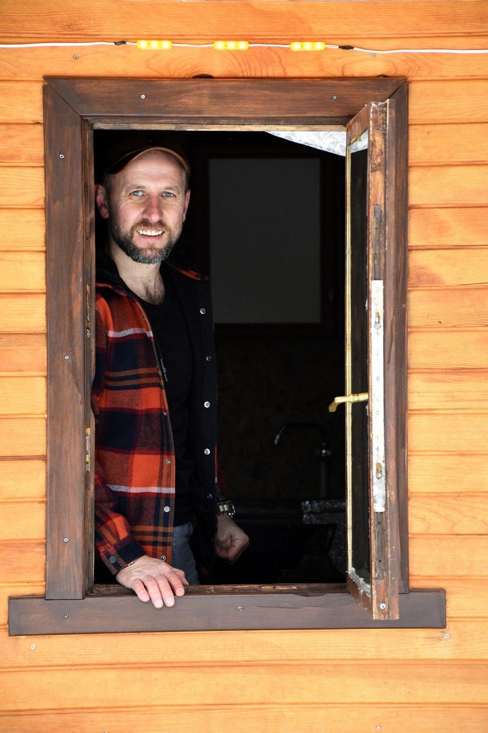 <p>Yaklaşık 45 g&uuml;nde babasıyla tasarlayıp inşa ettiği &ccedil;ekiciye bağlanabilen karavanını 2 bin 100 rakımlı Aybolos Yaylası'nda konuşlandıran Coşkun, bu sayede boş vakitlerini karavanıyla doğada ge&ccedil;iriyor.</p>

<p>&nbsp;</p>
