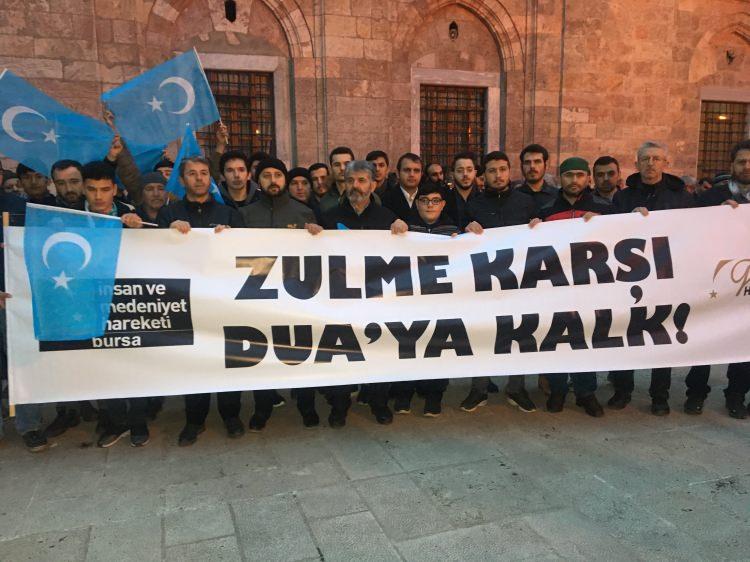 <p>Grup adına açıklama yapan Doğu Türkistanlı Abdulhamit Emin, Doğu Türkistan'daki kamplarda 5 milyon kişinin tutuklu bulunduğunu söyledi. Oradaki insanların dinlerini yaşayamadığını belirten Emin, "Biz İslam dünyasından bir ses bekliyoruz. Hazreti Ali'nin dediği gibi 'Bir zulmü engelleyemiyorsanız, onu duyurun' diyor. Biz de buna uyarak o zulmü duyurmaya çalışıyoruz. Sesimizin çıktığı kadar duyurmaya çalışıyoruz. Biz herkesten ses, dua bekliyoruz" dedi.</p>