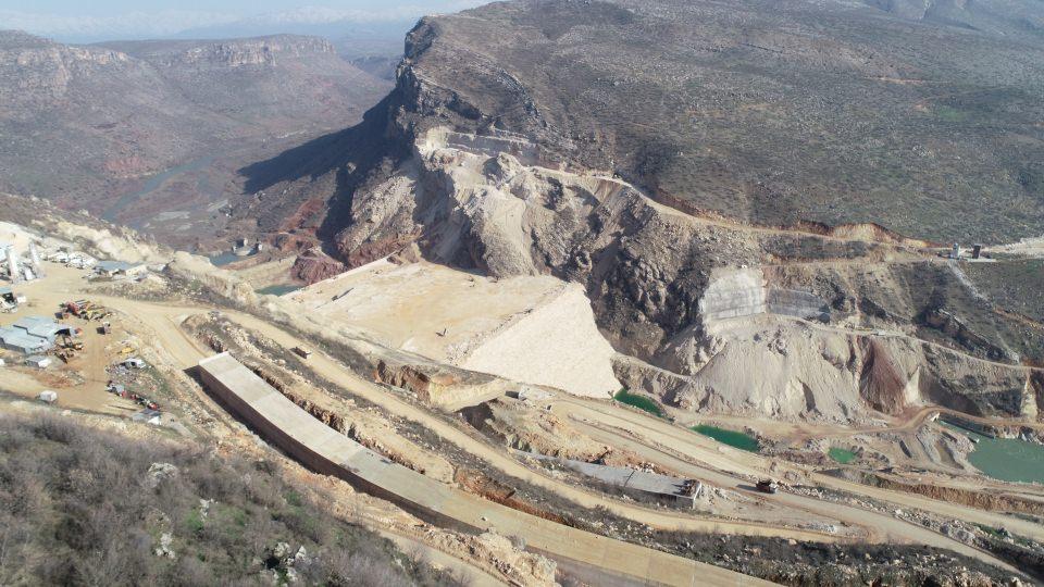 <p><strong>Aydın, şunları kaydetti:</strong></p>
<p>"Sulama proje inşaatları hızla devam ediyor. Kıbrıs, Karacalar ve Bulaklıdere ihalesi hedefliyoruz. Silvan Barajı'ndan alacağımız 213 metreküplük suyu 24 kilometre uzunluğunda Silvan ve Babakaya tünelleri ve 97 kilometre ana kanal ile Bismil, Silvan ve Diyarbakır ovalarına taşıyacağız. Silvan Projesi 305 bin kişiye iş sağlayacak, ekonomiye yıllık 1,3 milyar lira katkısı olacak."</p>