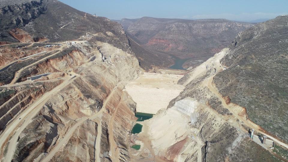 <p>Proje kapsamında inşa edilen Silvan Barajı'nın 175,5 metre yüksekliğinde, ön yüzü beton, kaya dolgu sınıfında Avrupa'nın en yüksek barajı olma özelliği taşıdığını belirten Aydın, şöyle devam etti:</p>
<p> </p>