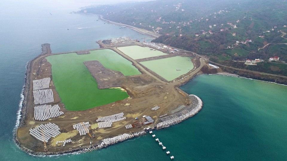 <p>Rize Valisi Kemal Çeber, Rize-Artvin Havalimanı inşaatında sürdürülen dolgu çalışmalarına ilişkin, "Yaklaşık yüzde 22'si tamamlanmış durumda." dedi.</p>
