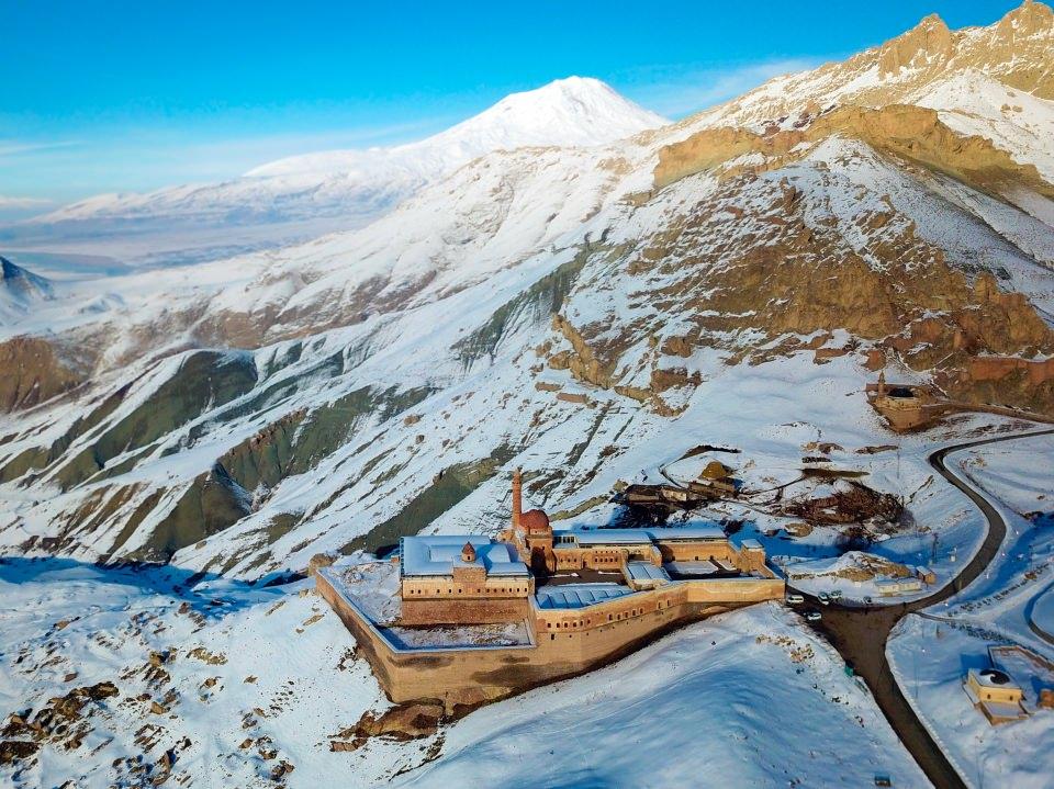 <p>Doğu Anadolu Bölgesi'nin en önemli Osmanlı eserleri arasında bulunan tarihi İshak Paşa Sarayı, Kültür ve Turizm Bakanlığının çevre düzenlemesi projesi ve İçişleri Bakanlığınca görevlendirmesi yapılan Doğubayazıt Belediyesinin çalışmalarıyla her geçen gün ziyaretçi sayısını arttırıyor.</p>
<p> </p>