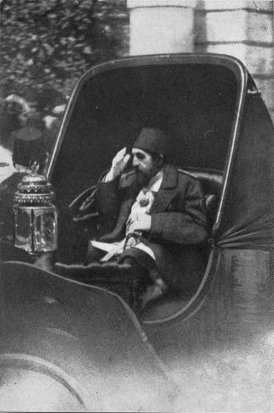 <p>Padişahlığının ilk aylarında Sultan Abdülhamid, bahriyelileri, şeyhülislamlık makamını ziyaret edip ulema ile birlikte iftar yemeğine katıldı. Haydarpaşa Hastanesinde Balkan cephelerinden gelen yaralıları ziyaret ederek onlara hediyeler dağıttı, sadrazam ve diğer nazırlarla birlikte camileri dolaşarak halkla birlikte namaz kıldı.</p>
<p> </p>