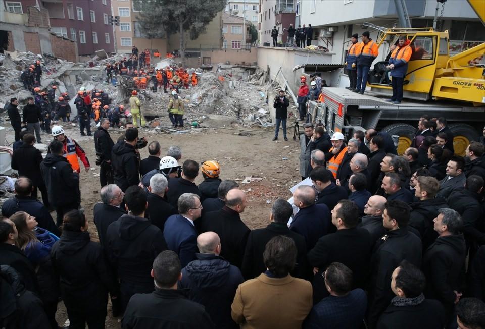 <p>Cumhurbaşkanı Recep Tayyip Erdoğan, incelemelerde bulunmak üzere Kartal'da çöken binanın olduğu alana gelip incelemelerde bulundu.</p>

<p> </p>

