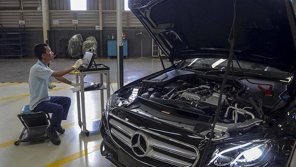 <p><strong>MERCEDES-BENZ</strong></p>

<p>Mercedes-Benz E-Serisi Sedan, E 300 Coupé, E 300 Cabriolet model otomobil alımlarında Mercedes-Benz Kasko tercih edilmesi durumunda kişisel ve kurumsal müşterilere kişiye özel ödeme planı ile 12 ay vadeli 100.000 TL kredi tutarı için %0 faiz oranı sunuluyor. Ayrıca müşteriler 36 ay vade ile %0,99 faizli 200.000 TL kredi seçeneğinden de yararlanabiliyor. Mercedes-Benz Facelift öncesi C-Serisi Coupé, Cabriolet ve SLC otomobil alımlarında Mercedes-Benz Kasko tercih edilmesi durumunda, 12 ay vadeli 100.000 TL kredi için %0 faiz oranından yararlanılabiliyor. Ayrıca kampanya kapsamında 200.000 TL'ye varan kredi tutarı için 36 aya kadar %0,99 faiz seçeneği sunuluyor. Ayrıca Mercedes-Benz GLA otomobil alımlarında 140.000 TL kredi tutarı, %1,89 faiz ve 36 aya kadar vade imkânları sunuluyor.</p>
