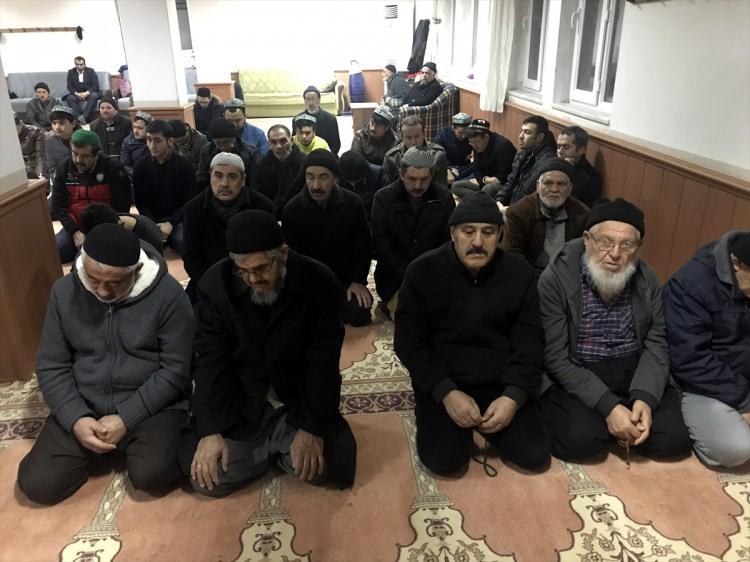 <p>Sütçü İmam Cami avlusunda sabah namazının ardından bir araya gelen vatandaşlar Doğu Türkistan'daki Uygur Türkleri için dua etti.</p>
<p> </p>