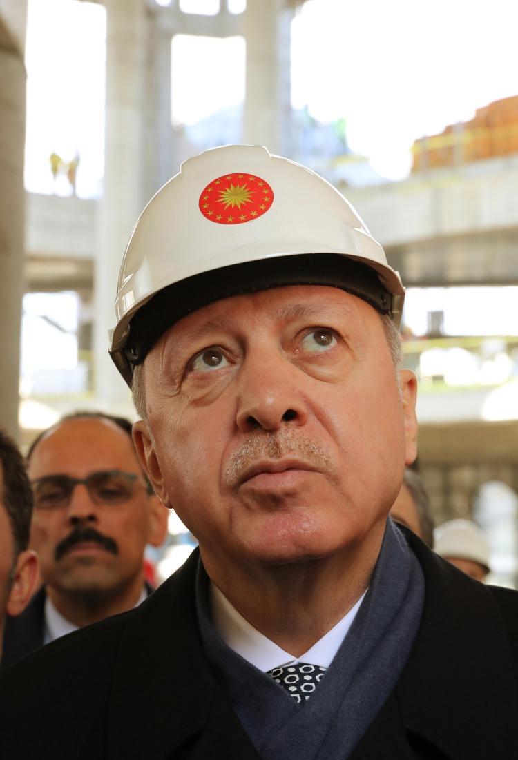 <p>Cumhurbaşkanı Erdoğan, daha sonra İstanbul Sandık Başkanları Buluşması için Sinan Erdem Spor Salonu'na gitti.</p>
<p> </p>