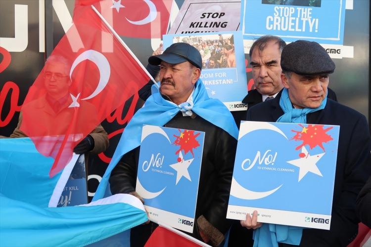 <p>İslam Toplumu Milli Görüş (IGMG) ABD teşkilatı tarafından düzenlenen gösteriye, ABD yaşayan Türkler ve Uygur Türkleri katıldı.</p>
<p> </p>