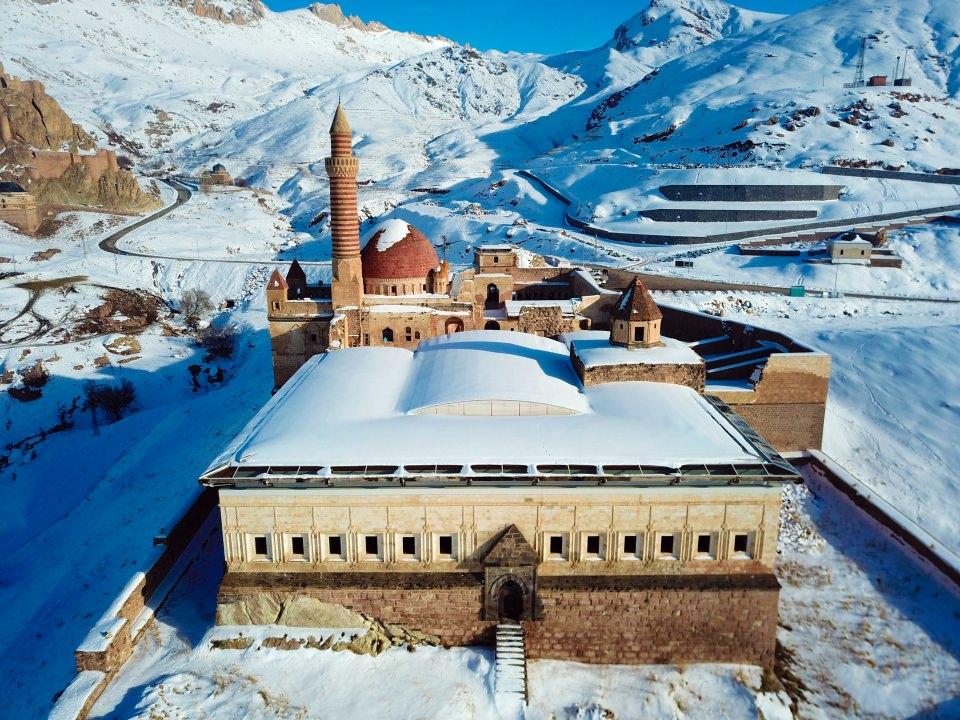 <p><strong>Sarayın en fazla yerli turistler tarafından ziyaret edildiğini ancak sarayı gezmeye yabancı turistlerin daha fazla zaman ayırdığını anlatan Çeven, şöyle konuştu:</strong></p>

<p>"Normalde yerli turist sarayın içerisine girdiği zaman 1-1,5 saat girip çıkıyor ama yurt dışından gelen turistler gördükleri karşısında 4-5 saate yakın zamanını buraya veriyor. Genelde sarayda yabancı turistlerin ilgisini çeken burada ilk kalorifer sisteminin kullanılması. 500 yıl önce sarayda kalorifer sistemi kurulmuş. Aslında dünyada birçok saray var ama burada bu sistemin kullanılması onların çok ilgisini çekiyor. Ayrıca rakım olarak da ilgi çekiyor saray. Şu an 2200 rakımdayız ve sarayın gerek bulunduğu konumu, gerek kalorifer sistemini gördükten sonra tekrar arkadaşıyla gelmek isteyen turistler oluyor." </p>
