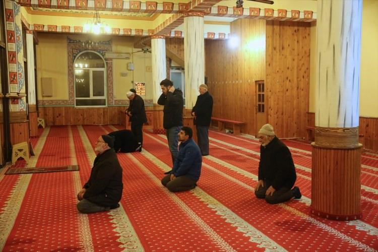 <p>Sabah namazının ardından bir araya gelen vatandaşlar, Doğu Türkistan'daki Uygur Türkleri için dua etti.</p>