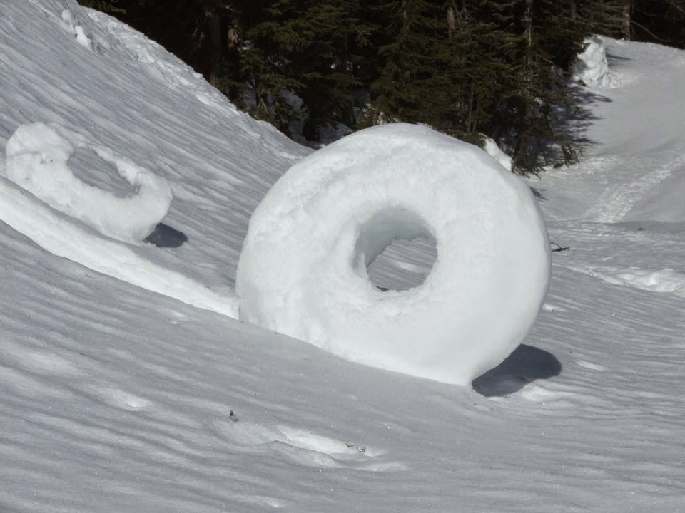 <p>BBC'nin meteoroloji uzmanı Ian Fergusson, kar rulolarının çok ender rastlandığını, bu doğal yapıların oluşması için ısı, arazi yapısı, kar türü, rüzgar hızı ve açısı gibi pek çok doğal etkenin birlikte çalışması gerektiğini söylüyor.</p>

<p> </p>
