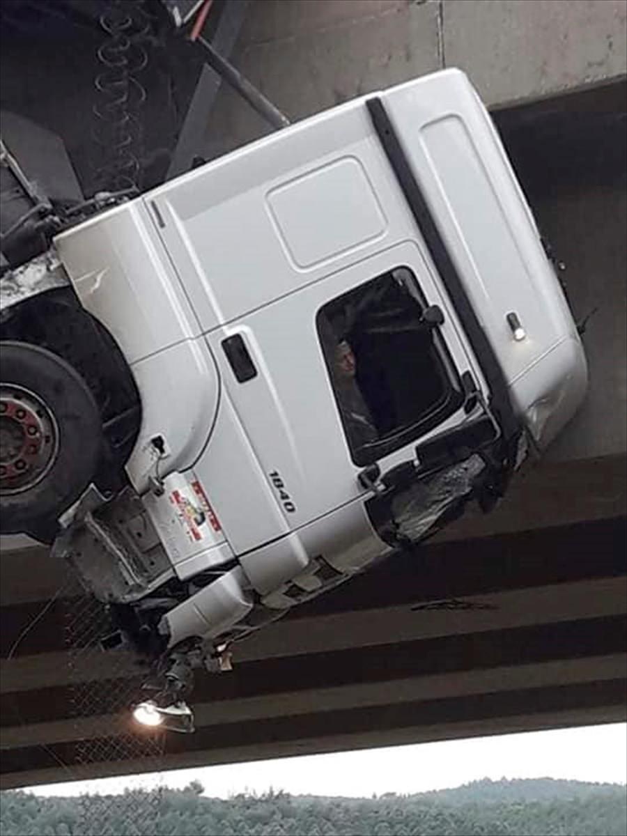 <p>Osmaniye'de, kontrolden çıkıp viyadükte asılı kalan tırın sürücüsü AFAD ekiplerinin zorlu mücadelesi sonucu kurtarıldı</p>
<p> </p>