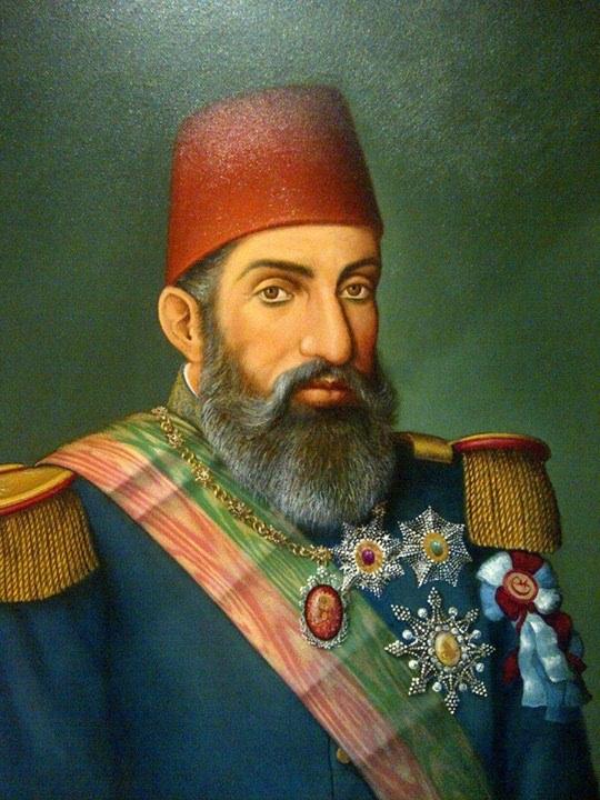 <p>1895 yılında Sultan Abdülhamid’in fermanıyla 27 bin metrekarelik alan üzerine Darülaceze kuruldu. İlk deniz müzesi de onun döneminde açıldı.</p>
<p> </p>
<p>Eğitimde başlattığı seferberlikle birçok okul açtı. Tahta çıktığı yıl 250 olan rüştiye sayısını 900’e yükseltti.</p>