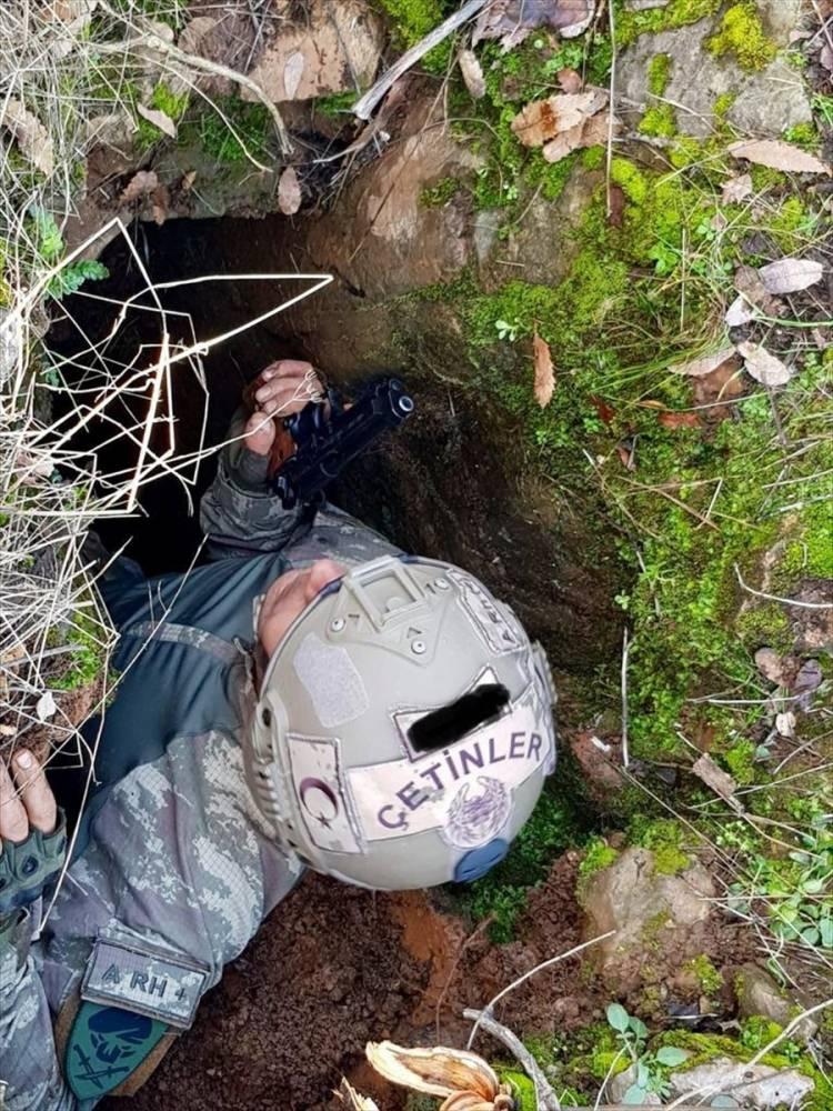 <p>Jandarma ekiplerince barınak ve sığınaklarda yapılan aramada, el yapımı patlayıcı düzeneği, el yapımı patlayıcı yapımında kullanılan 2,5 kilogram amonyum nitrat gübre, 11 tüp, 3 telsiz şarj cihazı, biksi mayon kutusu, hasarlı cep telefonu, 25 metre kablo, 4 akü, 104 pil, 2 hava filtresi, 12 terörist kıyafeti, örgütsel doküman ile bazı yaşam ve gıda malzemeleri ele geçirildi.</p>
<p> </p>