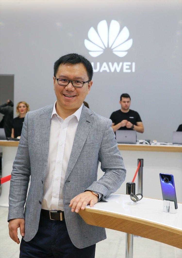 <p> Toplantısında bir konuşma yapan Huawei Türkiye Tüketici Elektroniği Grubu Ülke Müdürü Seth Wang, Türkiye'de hızla büyüdüklerini belirterek ilk deneyim mağazasını açmaktan mutluluk duyduklarını söyledi. </p>
