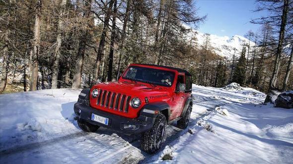 <p>Renegade Night Eagle'da da ÖTV ve tüm indirimlere ek olarak eski otomobilini Jeep yetkili satıcılarına getirenlere 10 bin TL takas desteği de sağlanıyor. Kampanyada, Jeep Renegade'in tüm model ve versiyonlarını ayda 3 bin 100 TL'lik taksitlerle satın alabilme imkanı da sunuluyor.</p>

<p> </p>
