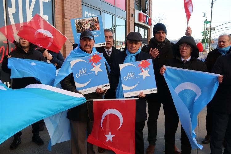 <p>Çin yönetiminin Doğu Türkistan'daki Uygur Türklerine uyguladığı baskıcı politikalar ABD'nin New York kentindeki Çin Başkonsolosluğu önünde protesto edildi.</p>
