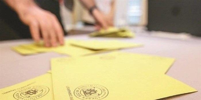 <p><strong>5) Büyükşehir olmayan illerde neler için oy verilecek?</strong></p>
<p><br />
Büyükşehir olmayan illerde ise "il genel meclisi üyeliği", "belediye başkanı", "belediye meclis üyeliği" ve "muhtarlık ve ihtiyar heyeti" için oy verilecek.</p>