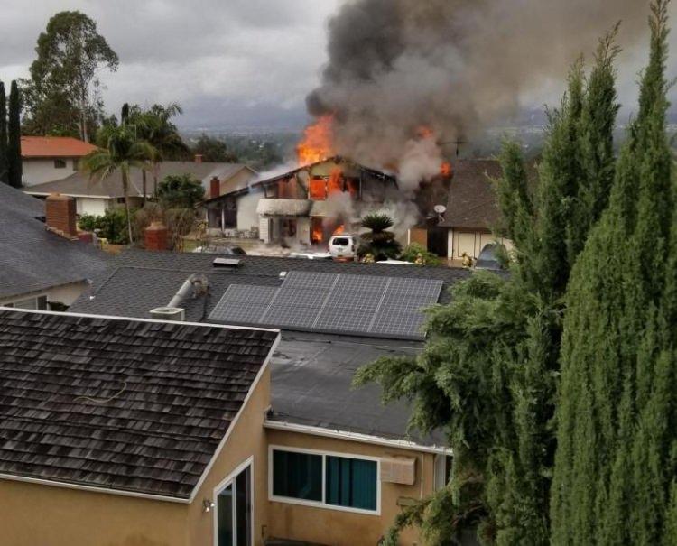 <p>ABD'nin California eyaletinde küçük uçağın bir evin üzerine düşmesi sonucu 5 kişinin hayatını kaybetti, 2 kişi yaralandı.</p>
