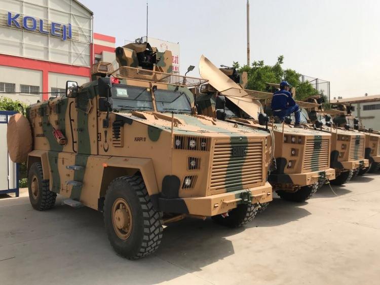 <p>Araçlar, 375 beygir motor gücüne, yüksek hareket ve taktik kabiliyetine, uzaktan komutalı silah istasyonuna, sürücü ve personel iç/dış, gece/gündüz görüş sistemlerine, IR aydınlatma farlar ve IR flaşörlere, iç/dış yangın söndürme, KBRN, navigasyon ve birlik takip, iç konuşma, atış yeri hedef tespit, karıştırma/köreltme sistemlerine sahip bulunuyor.</p>
<p> </p>