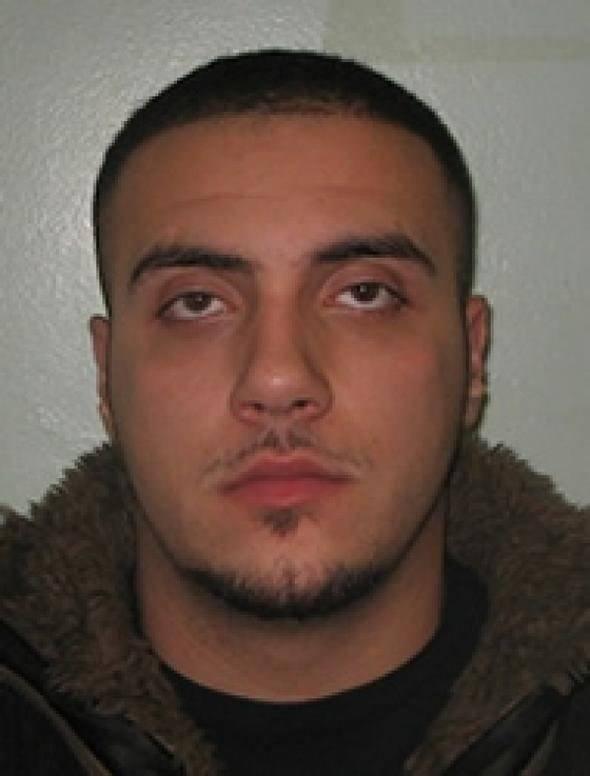 <p>Costas Sampson 2010 yılında Londra'da bir gece kulübünde tanıştığı bir kıza tecavüz etti. Kıbrıs asıllı Costas Sampson tecavüz ettiği kızın eşyalarını çaldı.</p>