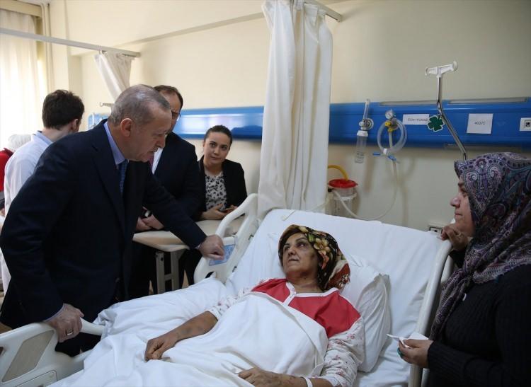 <p>Türkiye Cumhurbaşkanı Recep Tayyip Erdoğan, Kartal'da çöken binanın enkazında devam eden arama kurtarma çalışmalarına ilişkin olay yerinde incelemelerde bulundu. Erdoğan, daha sonra yaralıların tedavi gördüğü Kartal Doktor Lütfi Kırdar Eğitim ve Araştırma Hastanesine geldi, tedavi gören vatandaşlarla konuştu.</p>

