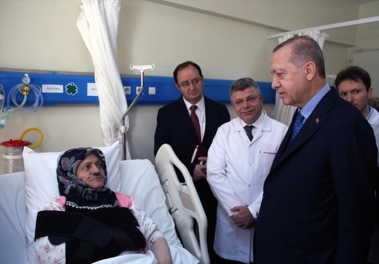 <p>Erdoğan hastane çıkışı açıklamalarda bulundu. Erdoğan: Ranta yönelik, daha çok para kazanmaya yönelik kaçak yapılan bu işlerle, şu anda tabii bu bölgede çok ciddi bir sıkıntıyı yaşadık.</p>
