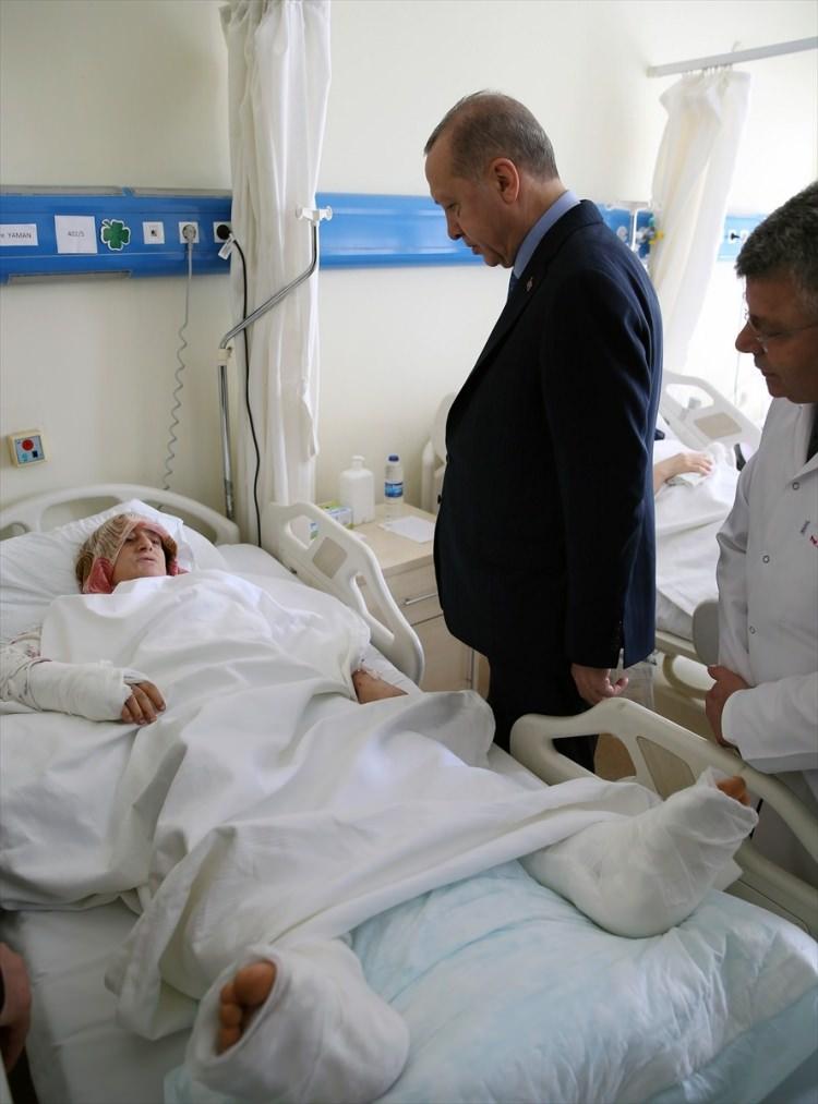<p>Erdoğan: Bütün o bölgeyi şu an incelemeye almış durumdayız. Çevre ve Şehircilik Bakanlığımız hepsini, oradaki binaları tek tek incelemiş vaziyette, incelemeye devam ediyor ve hangi binada durum nedir, bunlara bakıyoruz. Açık söylüyorum, net söylüyorum; buralarda oturulması uygun değildir kanaati oluştuğu takdirde, biz burada,'Acaba müsaade eder misiniz filan' demeyeceğiz, kentsel dönüşüm değişimi kesinlikle uygulayacağız. Mecburuz.</p>
