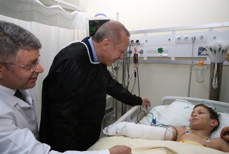 <p>Erdoğan'ın telefonla konuşup Trabzonspor forması hediye edeceğini söylediği 9 yaşındaki Mahmut Tayyip Alemdar'a forması ve futbol topu getirdi. </p>
