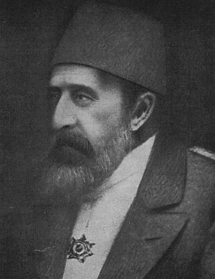 <p>Sultan 5. Murad'ın akli rahatsızlığı giderek artınca meşrutiyet yanlısı Mithat Paşa ve Sadrazam Mütercim Rüştü Paşa, Şehzade Abdülhamid'i ziyaret edip meşrutiyetin ilanı konusunda anlaştı. 31 Ağustos 1876'da 2. Abdülhamid devletin başına getirildi.</p>
<p> </p>