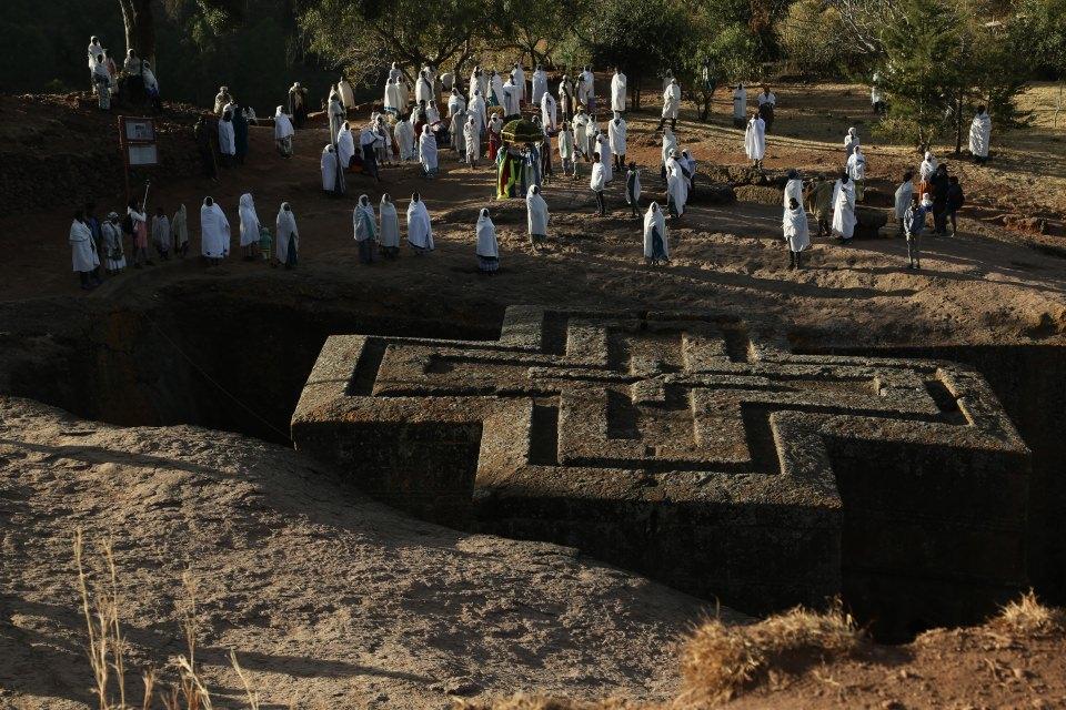 <p>Etiyopya’da 12. yüzyılın sonunda kayaların yer altına doğru oyulmasıyla tek parça halinde inşa edilen Lalibela Kiliseleri, mimarisiyle görenleri hayrete düşürüyor.</p>
