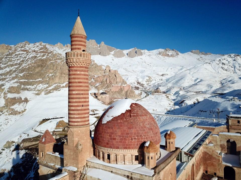 <p>Yaz aylarında olduğu gibi kış mevsiminde de turistlerin akınına uğrayan İshak Paşa Sarayı, kar örtüsü içerisindeki güzellik ve zarafetiyle ziyaretçilerine bu mevsimde de adeta görsel bir şölen sunuyor.</p>
<p> </p>