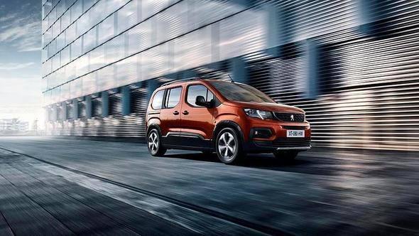 <p><strong>PEUGEOT</strong></p>
<p>Peugeot 3008, ÖTV indirimine ek 60.000 TL için 12 ay %0,99 faizli kredi kampanyasıyla satın alınabiliyor. Markanın SUV ürün gamındaki amiral gemisi olan 5008 ise 60.000 TL için 12 ay %0,99 faizli kredi kampanyasıyla satın alınabiliyor. Fransız markanın B-SUV segmentindeki modeli olan 2008, dizel versiyonlarında ÖTV indirimine ek 30.000 TL için 12 ay %0,99 faizli kredi kampanyası ile satışa sunuluyor. Peugeot 208, ÖTV indirimine ek 30.000TL için 12 ay %0,99 faizli kredi kampanyasıyla satışa sunuluyor.</p>