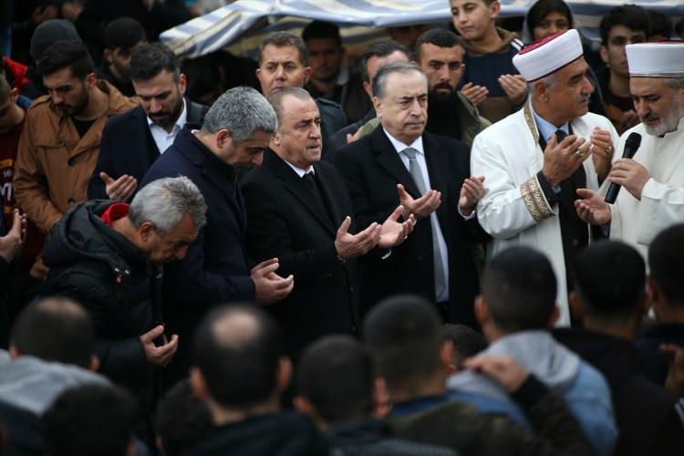 <p>Öğle vakti kılınan cenaze namazına Fatih Terim, annesi Nuriye Terim, eşi Fulya Terim, kızları Buse Terim ve Merve Terim Çetin ile yakınları, Gençlik ve Spor Bakanı Mehmet Muharrem Kasapoğlu, AK Parti Sözcüsü Ömer Çelik, Türkiye Futbol Federasyonu (TFF) Başkanı Yıldırım Demirören, Adana Valisi Mahmut Demirtaş, Galatasaray Kulübü Başkanı Mustafa Cengiz, kulübün şimdiki ve eski yöneticileri, teknik heyet ve oyuncular ile spor ve sanat camiasından çok sayıda isim katıldı.</p>
