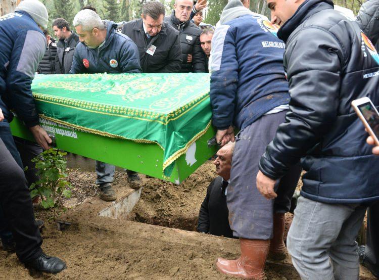 <p>MEZARA KENDİSİ KOYDU</p>
<p>Galatasaray Teknik Direktörü Fatih Terim'in babası Talat Terim'in cenazesi, kılınan cenaze namazının ardından aile kabristanlığına götürüldü.</p>