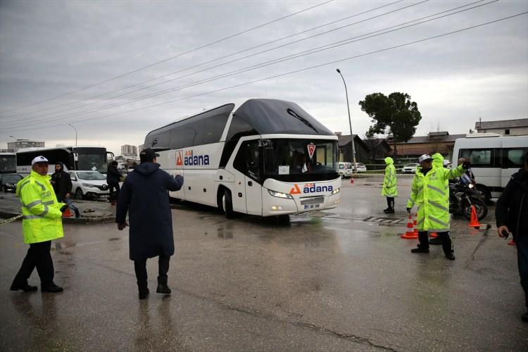 <p>Galatasaraylı futbolcular da tam kadro Adana'ya giderek cenazeye katıldı.</p>