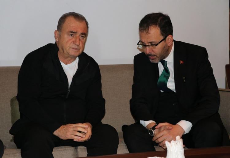 <p>Gençlik ve Spor Bakanı Mehmet Kasapoğlu, sabah saatlerinde Fatih Terim'e taziye ziyaretinde bulundu.</p>
