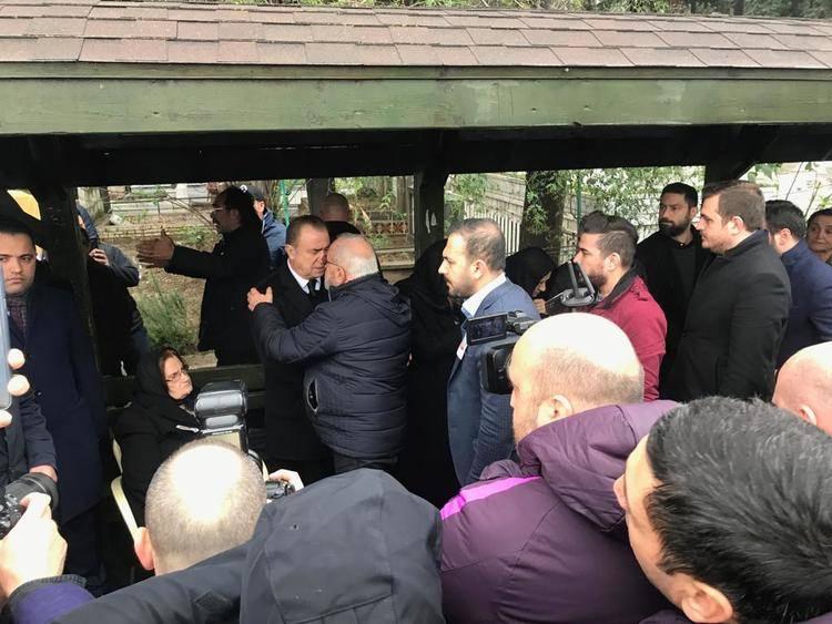 <p>Talat Terim'in Adana'daki cenaze törenine katılanlar arasında Dursun Özbek, Ozan Korkut, Ali Dürüst, Hami Mandıralı, Mesut Bakkal da yer alıyor.</p>