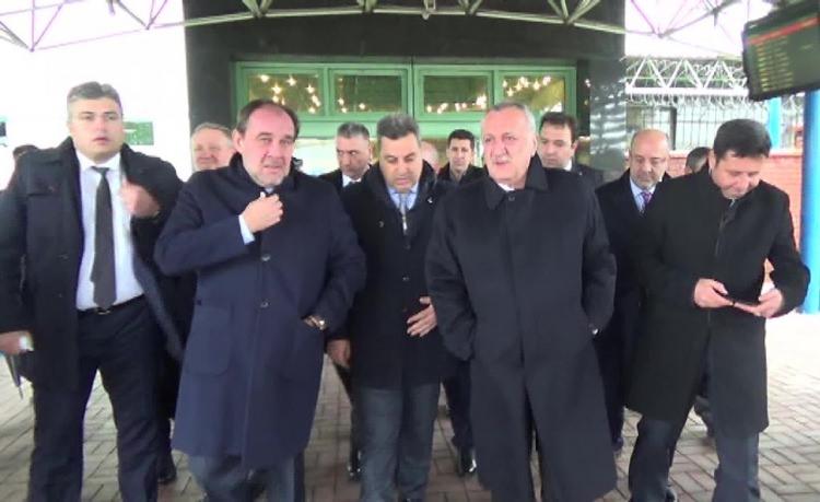 <p>Fatih Terim'in babası Talat Terim'in Adana'daki cenaze törenine TFF Başkanı Yıldırım Demirören, Başakşehir Başkanı Göksel Gümüşdağ ve Mehmet Ağar da katıldı.</p>
