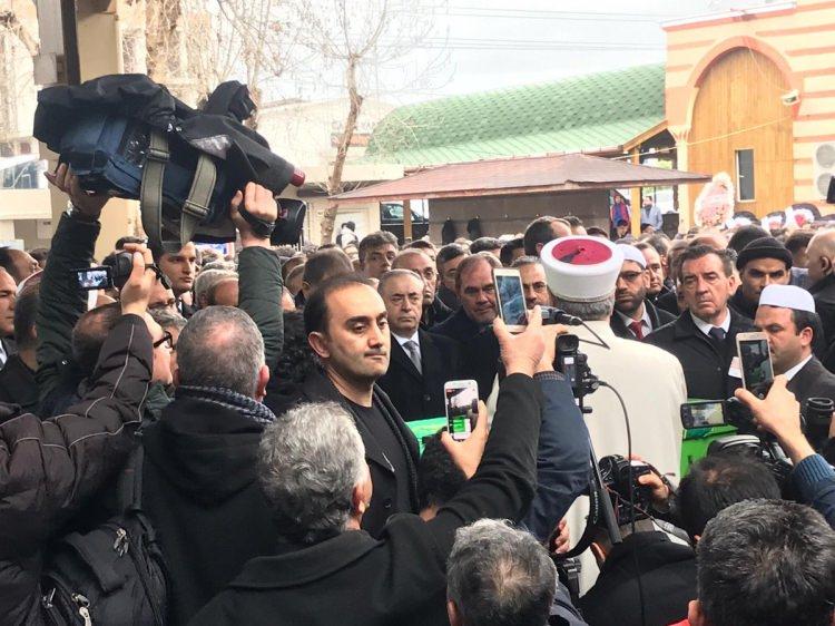 <p>ÇOK SAYIDA KİŞİ ÇELENK GÖNDERDİ</p>
<p>Terim'in cenazesine çok sayıda kişi de çelenk gönderdi. Çelenk gönderenler arasında, CHP Genel Başkanı Kemal Kılıçdaroğlu, Beşiktaş Kulübü Başkanı Fikret Orman, sanatçı İbrahim Tatlıses, teknik direktörler Mustafa Denizli ve Bülent Uygun da bulunuyor.</p>