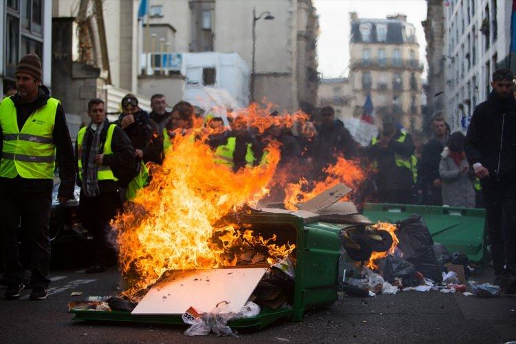 <p>Fransa'da hükümet karşıtı sarı yeleklilerin Cumhurbaşkanı Emmanuel Macron yönetimine karşı düzenlediği eylemler, 13'üncü haftasında da devam etti. Paris'te Champs-Elysees Caddesi'nde toplanan eylemciler, kentte yürüyüşe geçti.</p>
